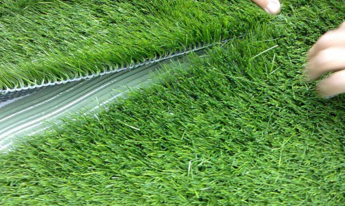 Проклейка швов искусственной травы